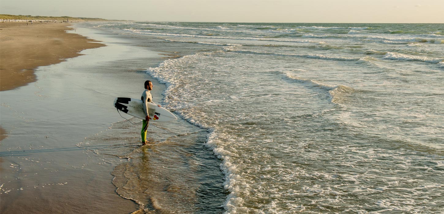 Surfer ved nordvestkysten