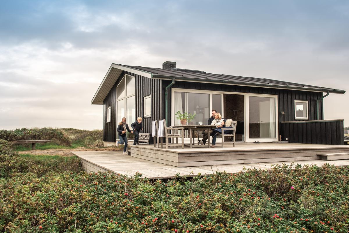 Familie i sommerhus ved Nordvestkysten