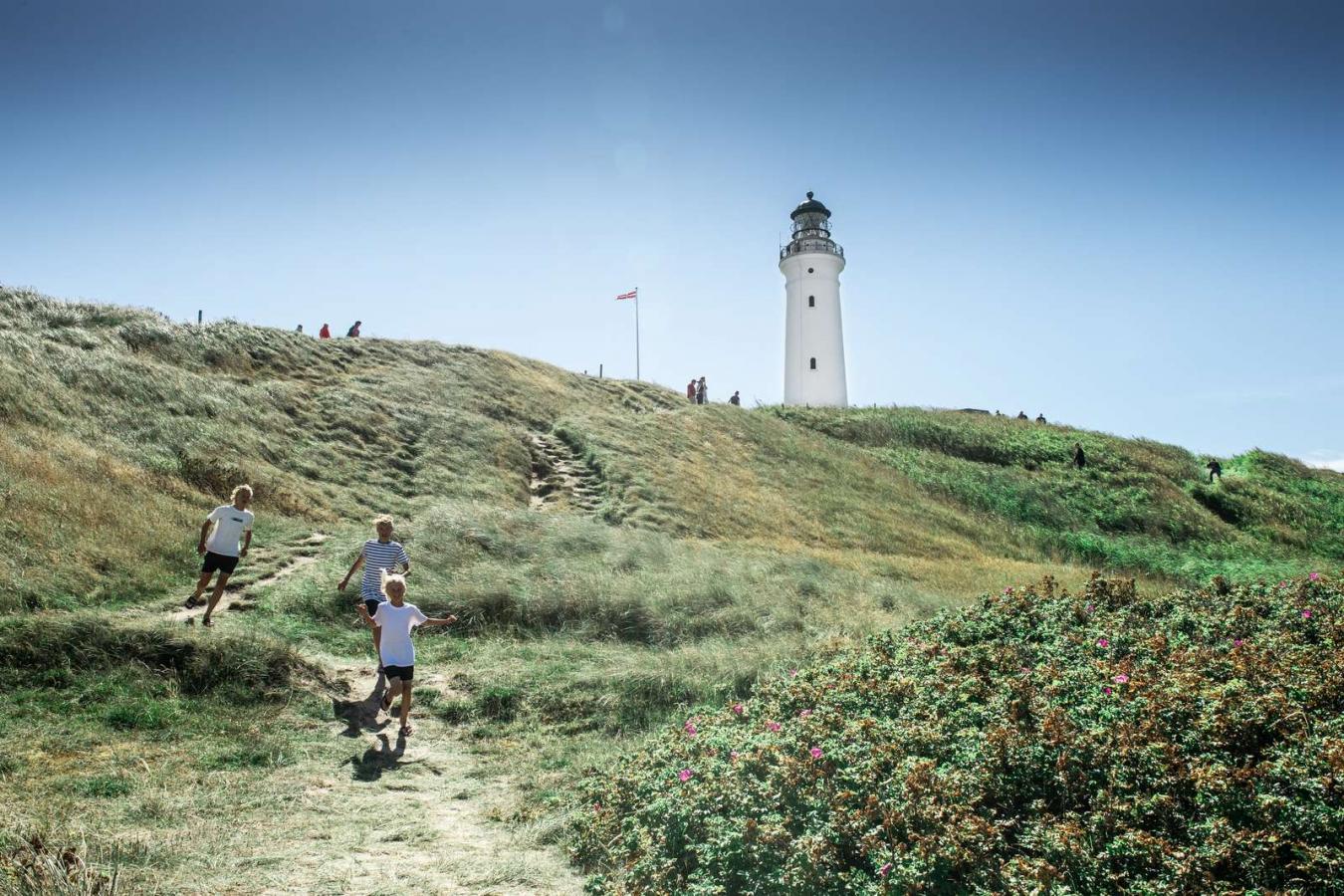 Drenge løber ved Hirtshals Fyr