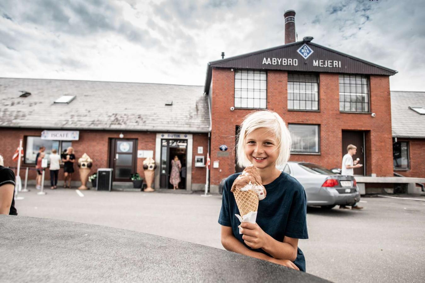 Dreng spiser Ryå is