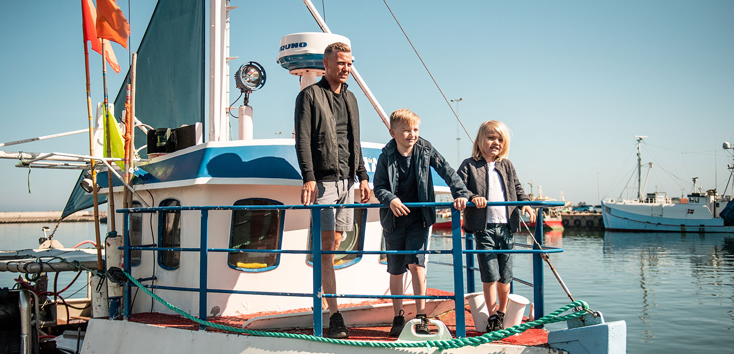 Far med børn på kutter