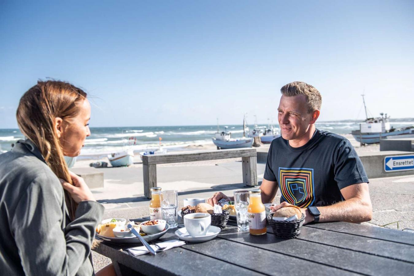 Par spiser brunch i Vorupør