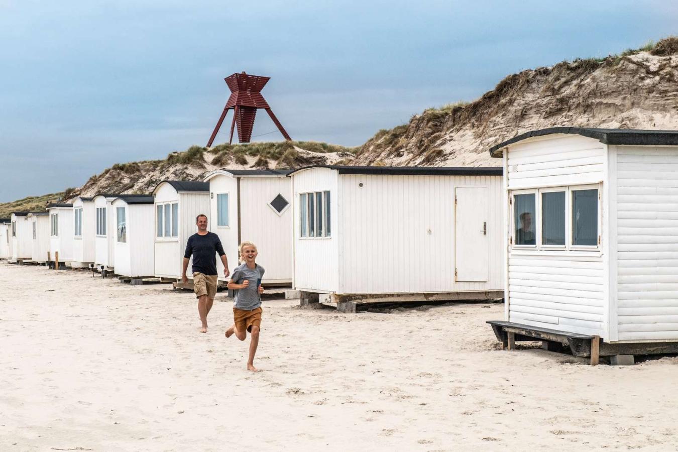 Far og søn ved badehuse i Blokhus