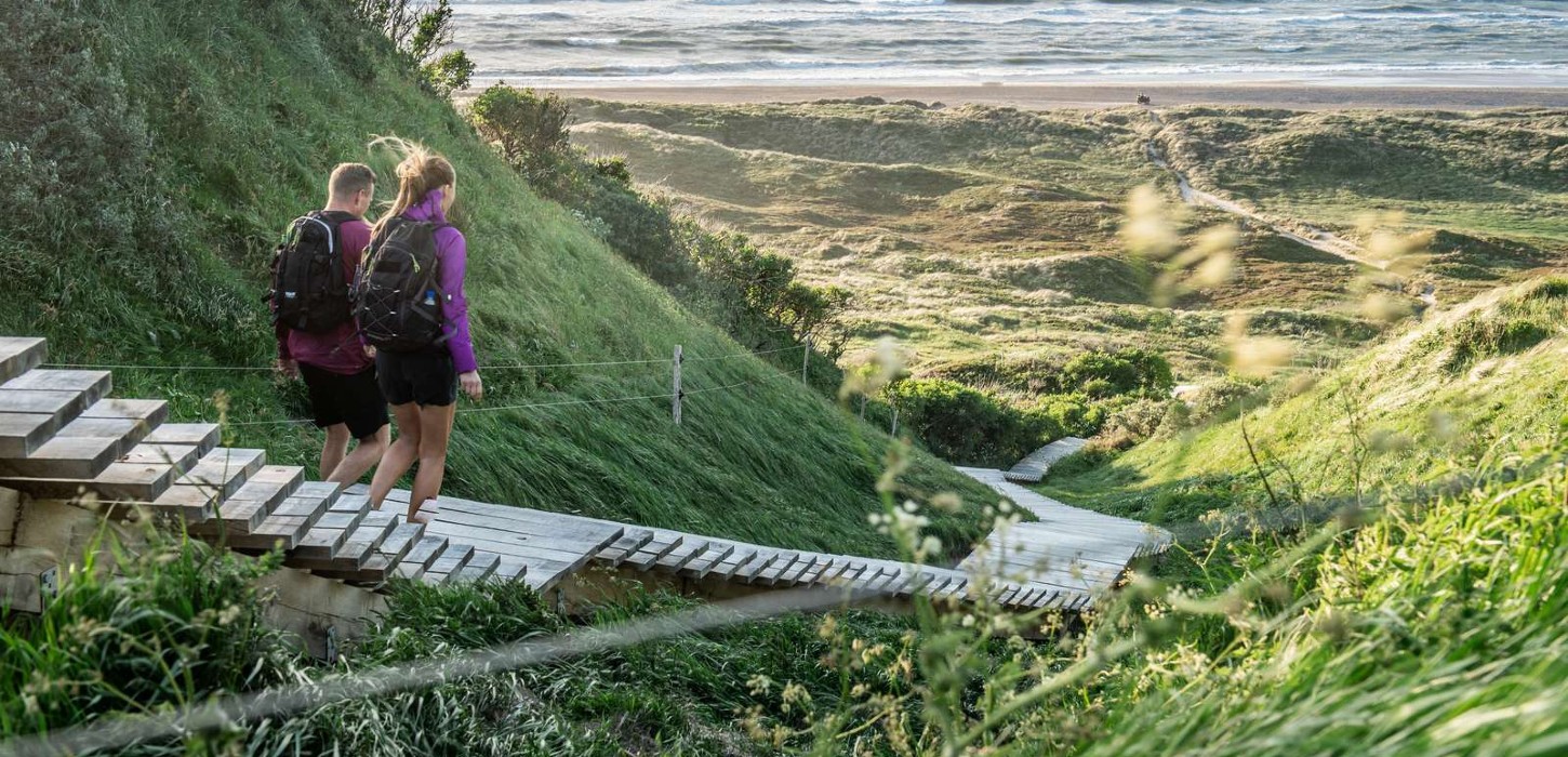 Par vandrer ved Svinkløv