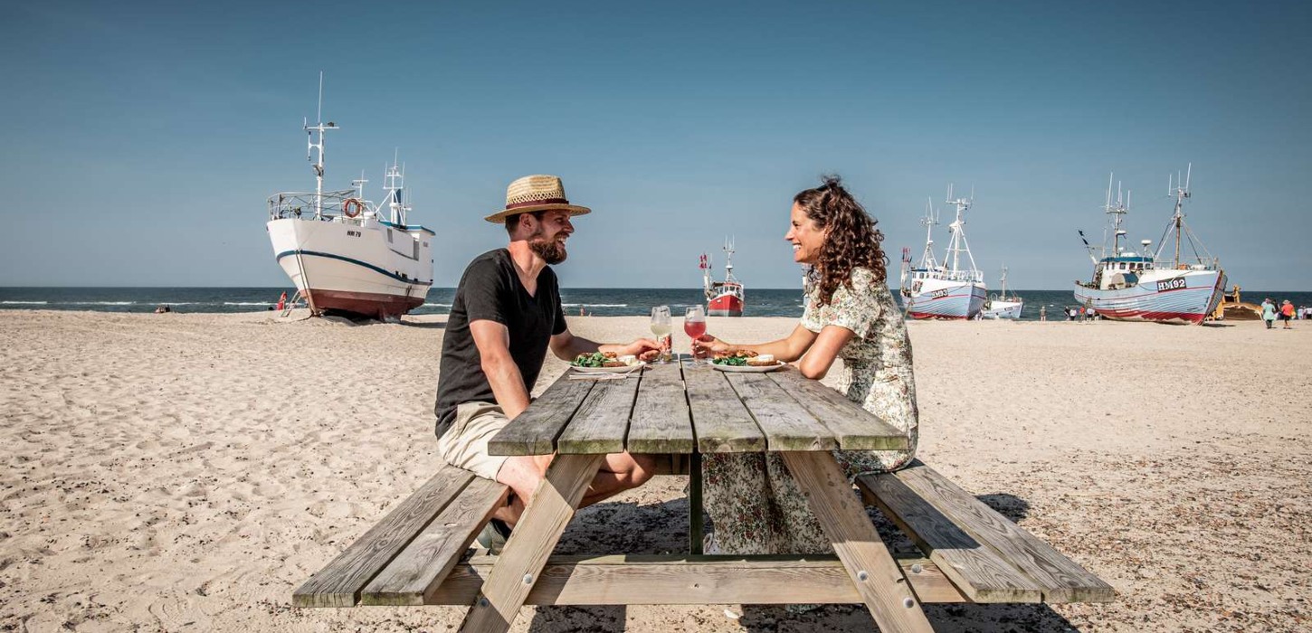 Par spiser middag i Thorupstrand