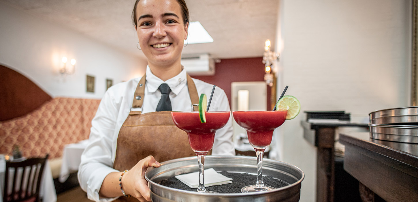 Tjener med drinks