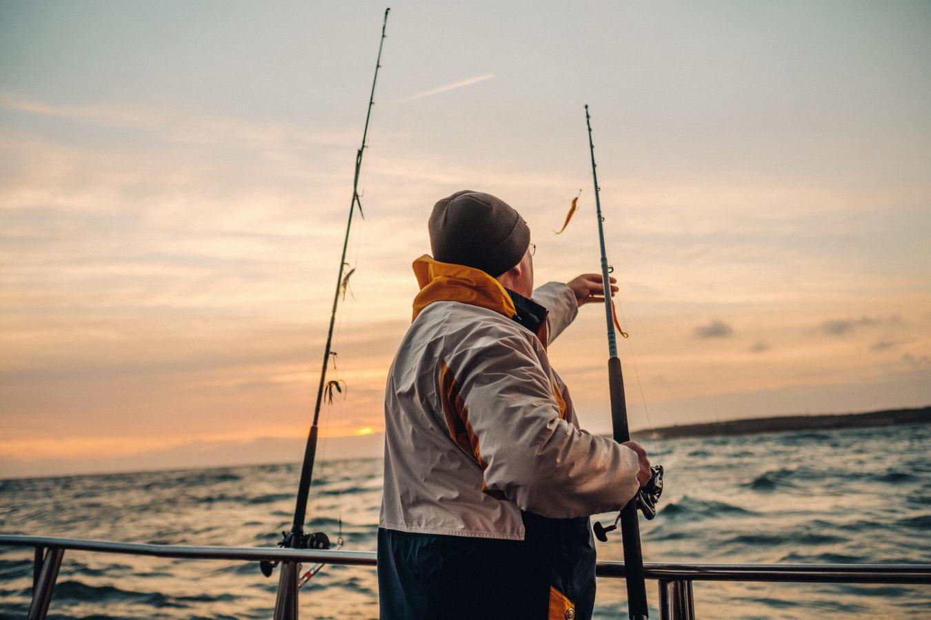 Fisker på havnen i hans efterårsferie