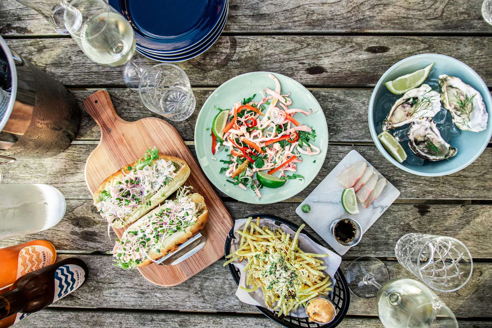 Forskellige fiske-retter_mad_på bænk