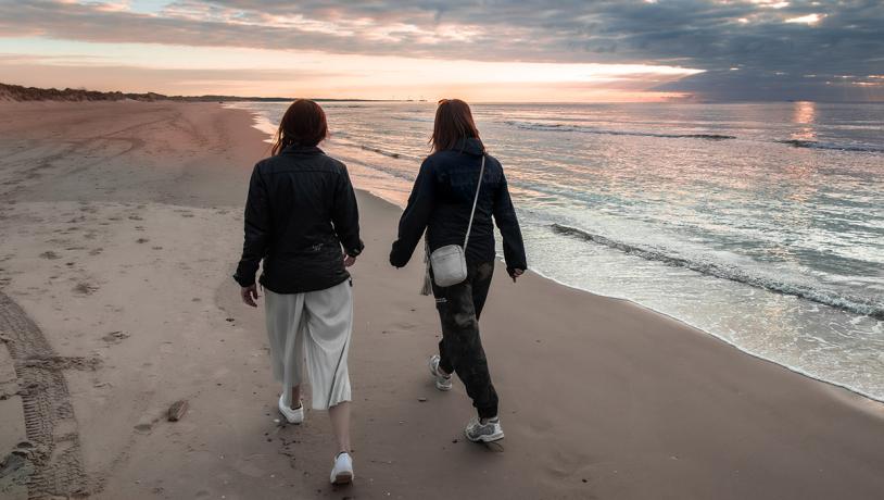 Hirtshals Tversted gåtur ved stranden i solnedgang