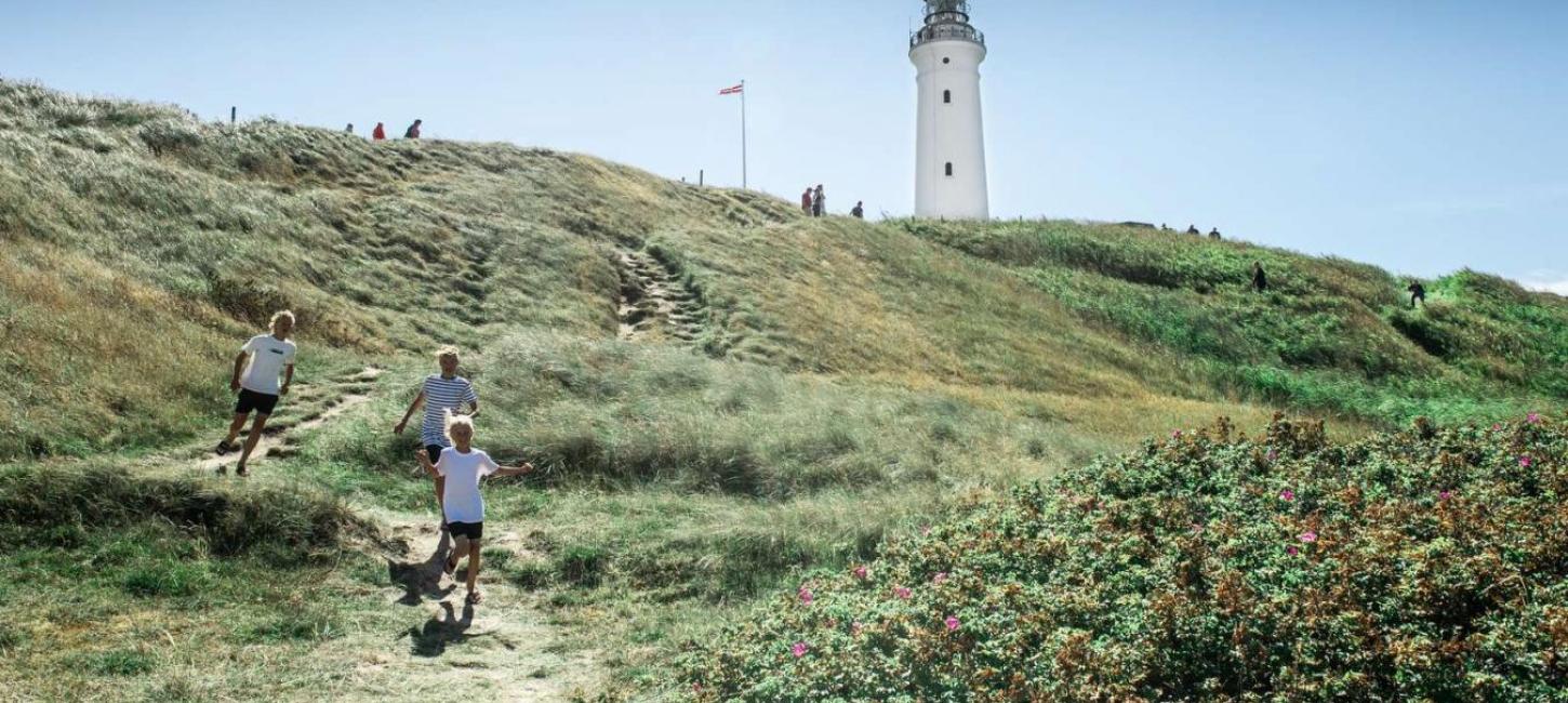 Drenge løber ved Hirtshals Fyr