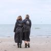 Damer ved strand Løkken