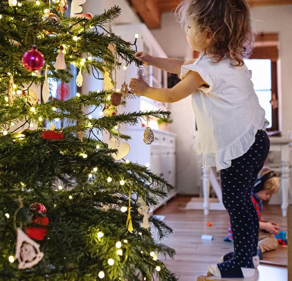 Pige pynter juletræ