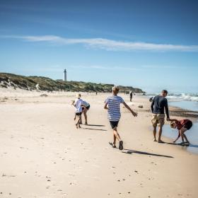 Familie ved strand