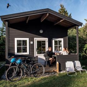 Par ved hytte på Svinkløv Camping