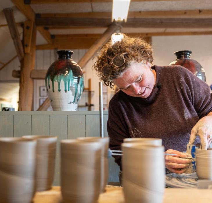 Dorthe Visby drejer keramik i Lønstrup